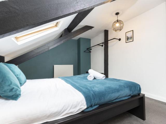 Spacious 4BR Home in Gateshead Sleeps 8 w/Parking