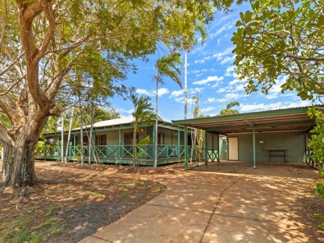 Spacious 4x2 Home Close to the Beach