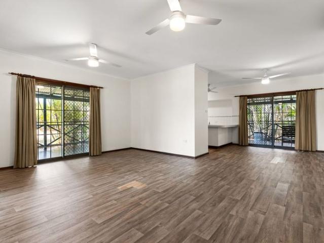 Spacious 4x2 Home Close to the Beach