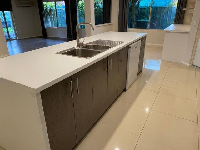 Spacious 4x2 with two living areas and outdoor area. Quiet cul de sac location