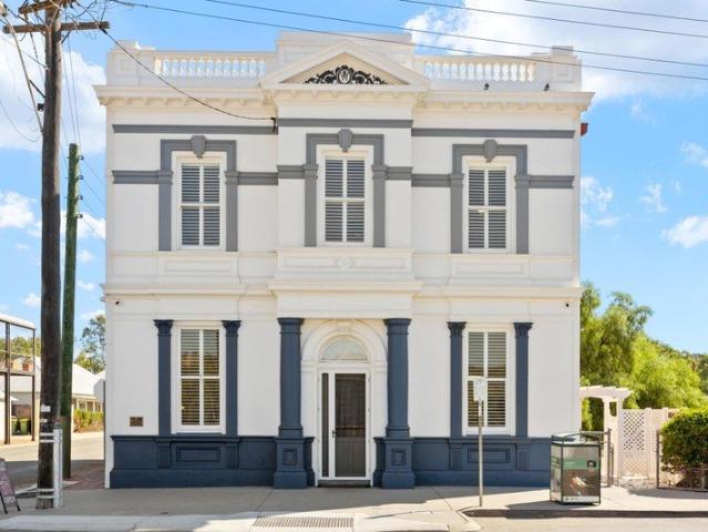 Spacious 5/6 Bedroom Heritage Home, Perfect for Large Families!