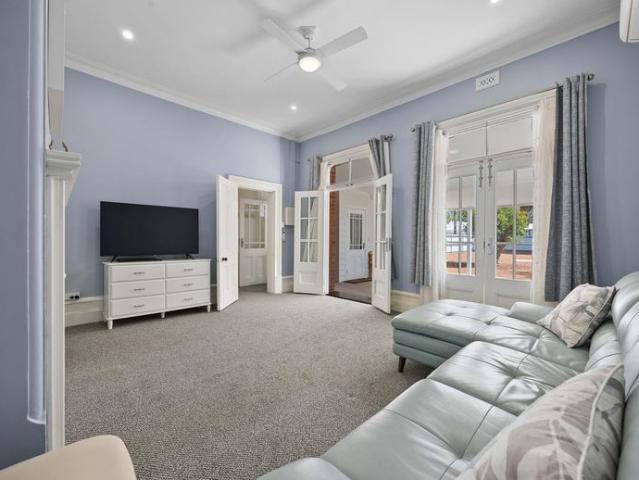 Spacious 5/6 Bedroom Heritage Home, Perfect for Large Families!