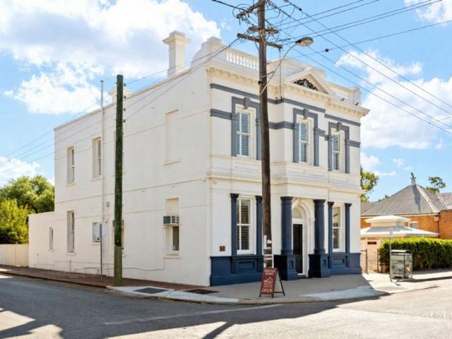 Spacious 5/6 Bedroom Heritage Home, Perfect for Large Families!