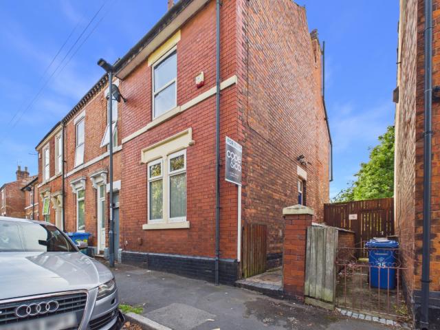 Spacious 5 Bed End Terrace House in Derby, Walk to City Centre