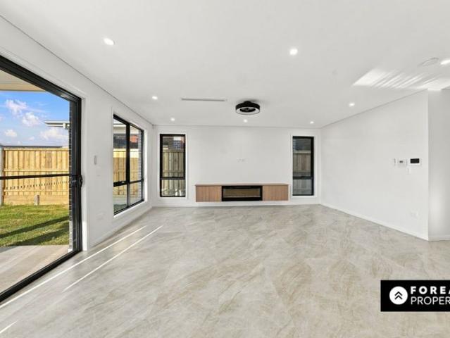 Spacious 5 Bed Family Home with Double Garage in Menangle Park
