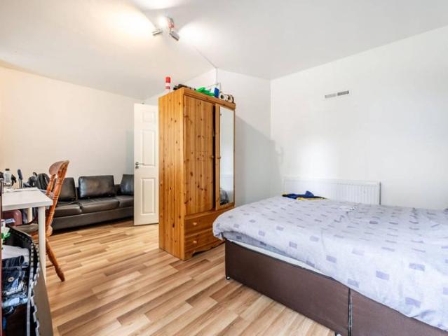 ✨ Spacious 5 Bed House with Garden, Garage & Balco