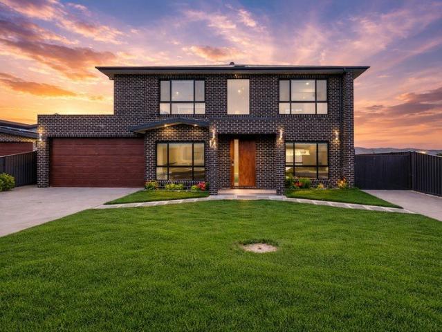 Spacious 5 Bedroom, 5 Bathroom Family Home in Bungendore