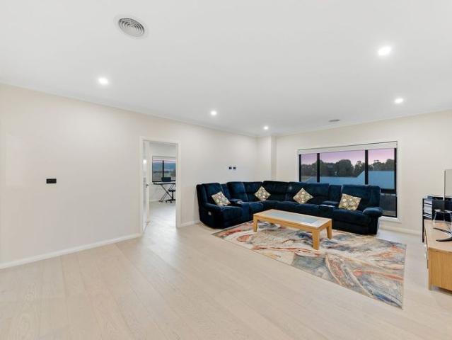 Spacious 5 Bedroom, 5 Bathroom Family Home in Bungendore