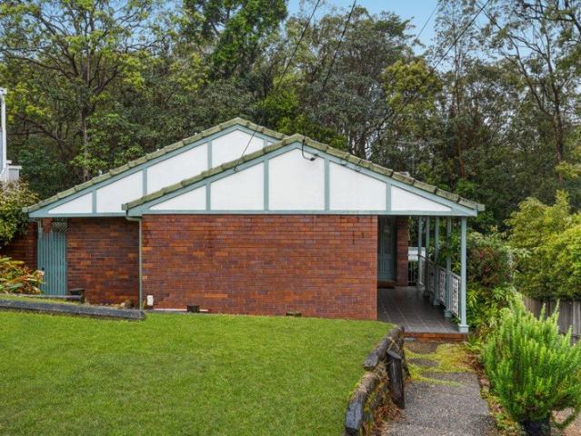 Spacious 5 Bedroom Dual Living Home on 913m² Private Rainforest Retreat!