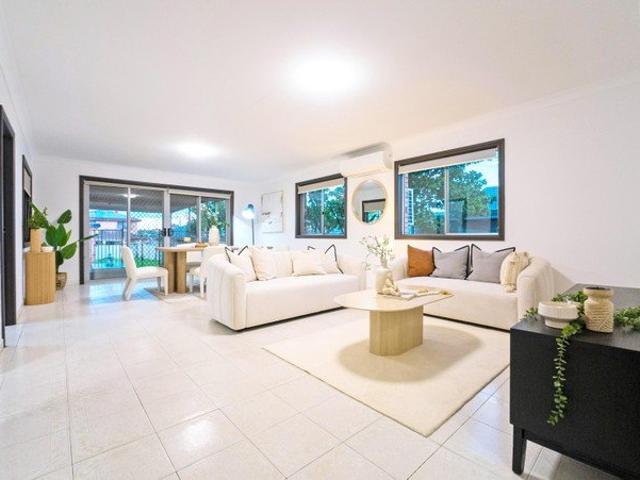 Spacious 5 Bedroom Family Haven with Ultimate Entertaining & Parking