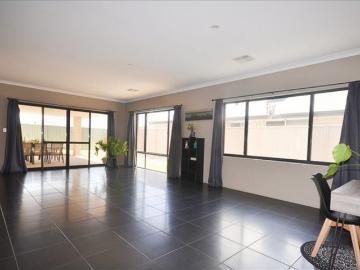 Spacious 5 Bedroom Family Home!