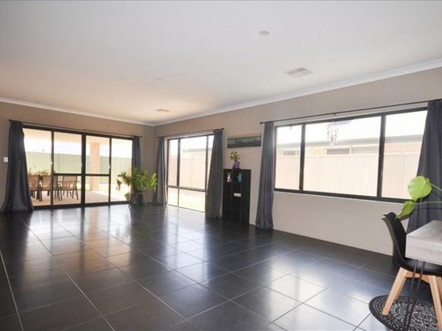 Spacious 5 Bedroom Family Home!