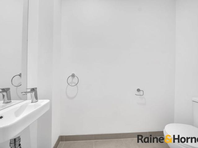 Spacious 5 Bedroom Family Home in Cranbourne East