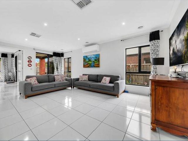 Spacious 5 Bedroom Family Home in a Convenient Mernda Location!