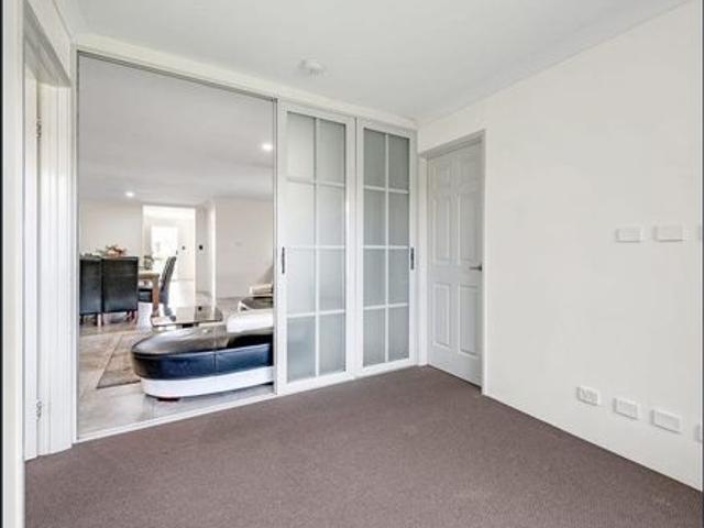 Spacious 5 Bedroom Family Home in Hilbert