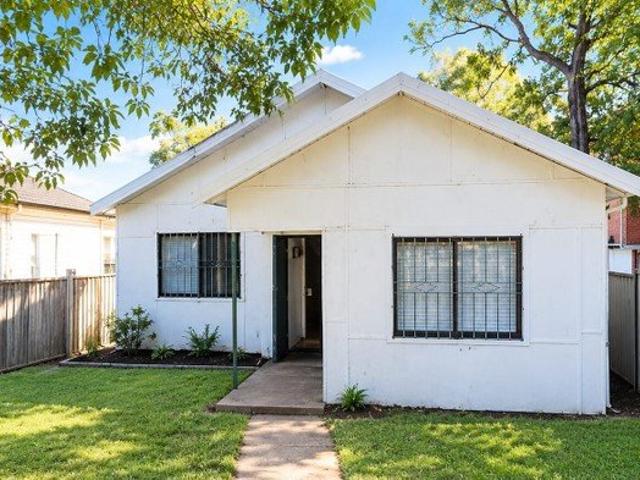 Spacious 5 Bedroom Family Home in Lakemba