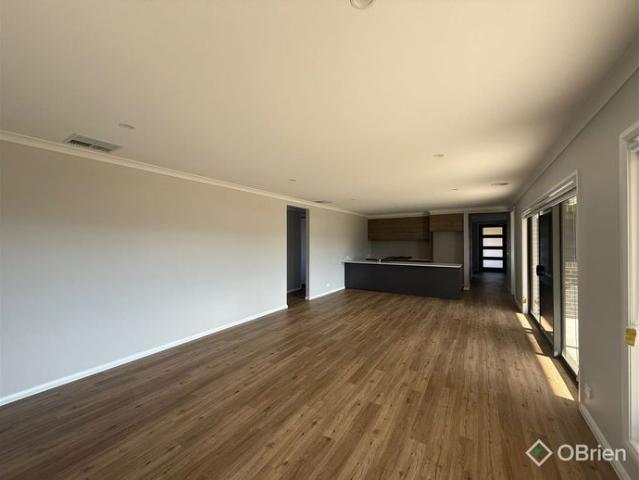 Spacious 5 Bedroom Family Home in Leneva Valley