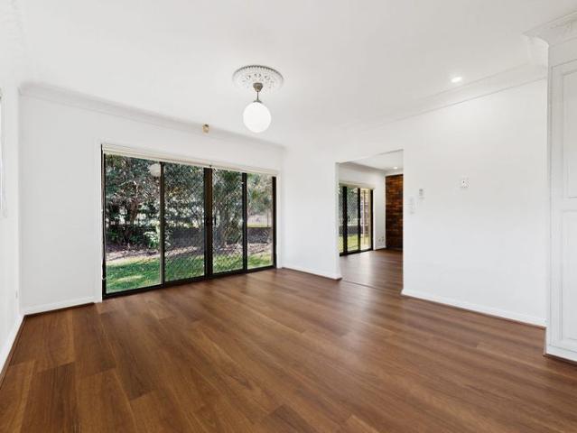 Spacious 5 Bedroom Family Home in MacGregor School Catchment – Solar Power & 2 Ensuites
