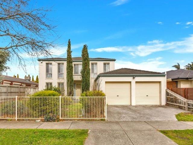 Spacious 5 Bedroom Family Home in Narre Warren South