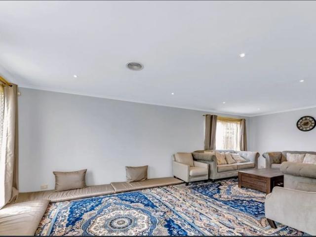 Spacious 5 Bedroom Family Home in Narre Warren South