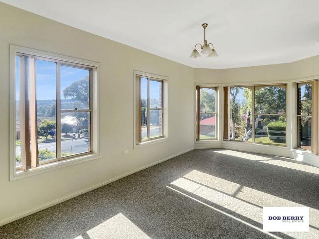 Spacious 5 Bedroom Family Home in Sought After Eastridge Estate