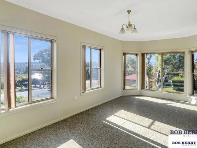 Spacious 5 Bedroom Family Home in Sought After Eastridge Estate