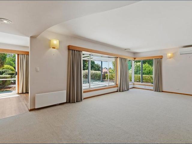 Spacious 5 Bedroom Family Home in Sandy Bay