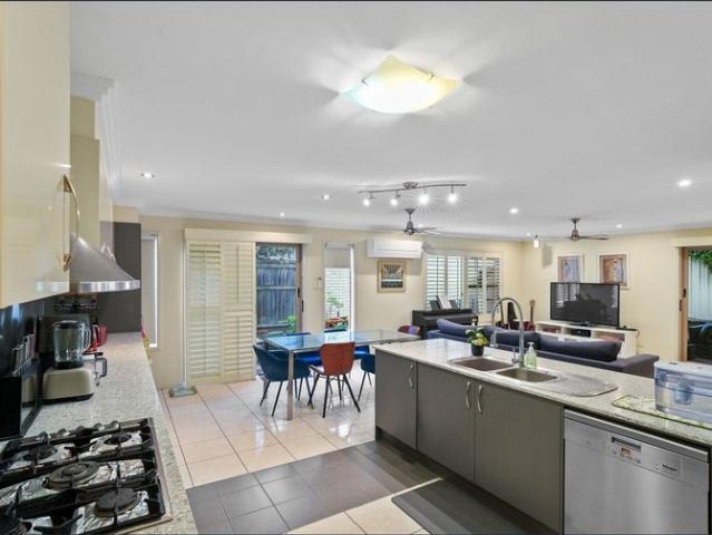Spacious 5 Bedroom Family Home in Prime Springfield Lakes Location – Close to Schools, Shops & Parks