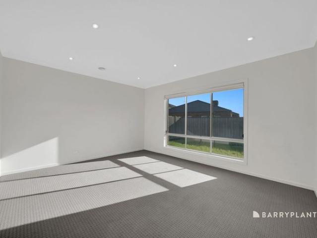 Spacious 5 Bedroom Family Home in Prime Point Cook Location