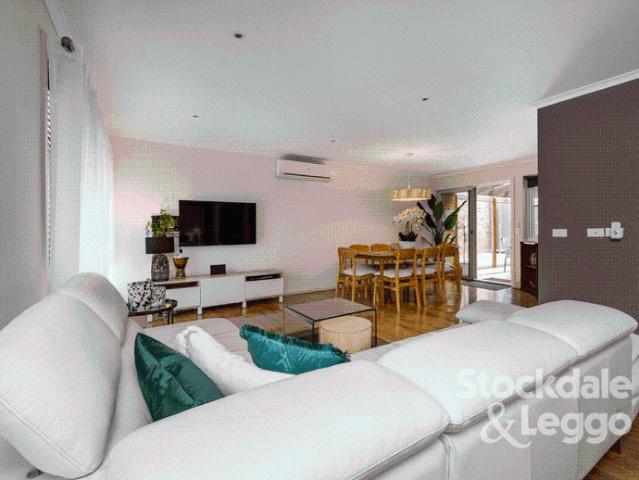 Spacious 4 Bedroom plus study, Family Home in the Heart of Safety Beach