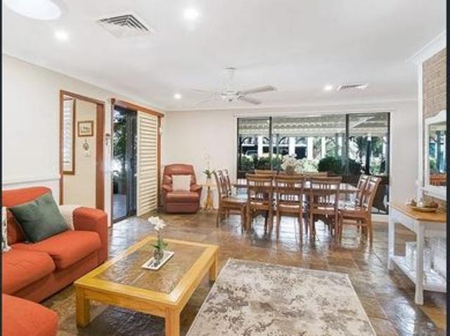 Spacious 5 Bedroom Family Home on Picturesque Acreage