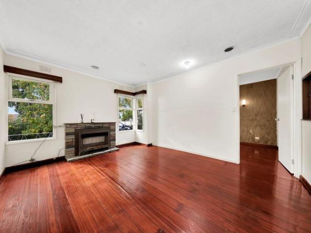 Spacious 5 Bedroom Family Home Walk to Shops, Schools & Tram 86!