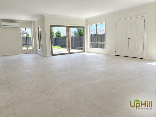 Spacious 5 Bedroom Family Home with 4 Bathrooms in Cranbourne East!