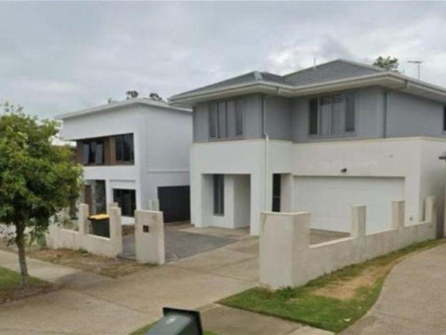 Spacious 5 Bedroom Family Home with 5 Bathrooms & Double Garage