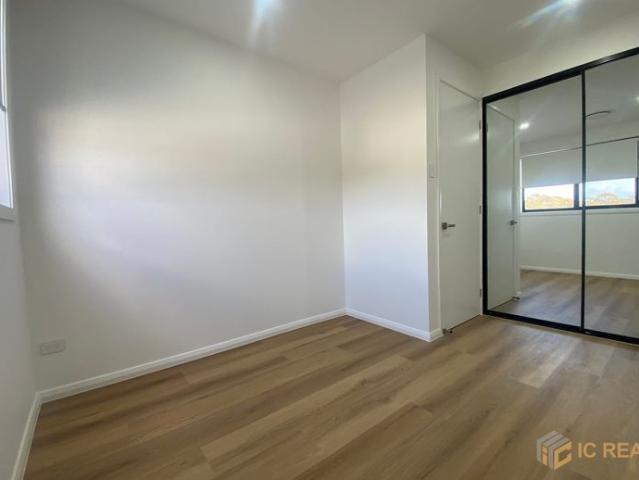 Spacious 5 Bedroom Family Home with 3 Bathrooms & Double Parking