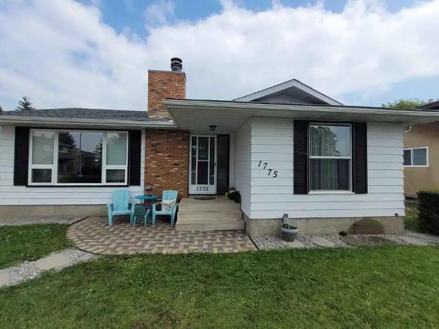 SPACIOUS 5 BEDROOM FAMILY HOME WITH DOUBLE GARAGE – DALY GROVE / MILL WOODS — 5 Bedrooms+ Den House