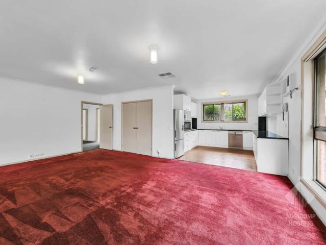 Spacious 5 Bedroom Family Home with Double Garage in Greensborough