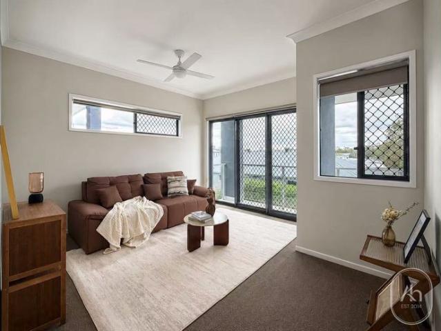Spacious 5 Bedroom Family Home with Double Garage in Pallara