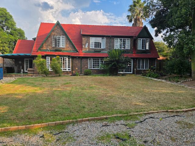 Spacious 5 Bedroom Family Home with Pool and Expansive Garden in Prime Ferndale