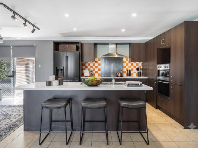 Spacious 5 Bedroom Family Home with Pool