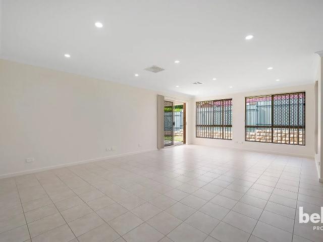 Spacious 5 Bedroom Family Sanctuary in Quiet Hewett Cul de Sac