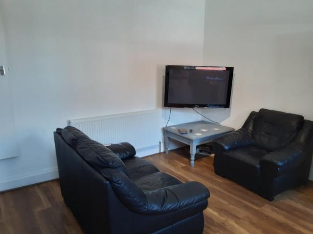 Spacious 5 Bedroom Furnished Home to Rent – Leeds
