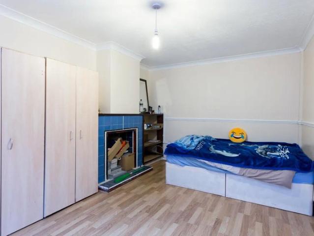 Spacious 5 Bedroom House available in stratford