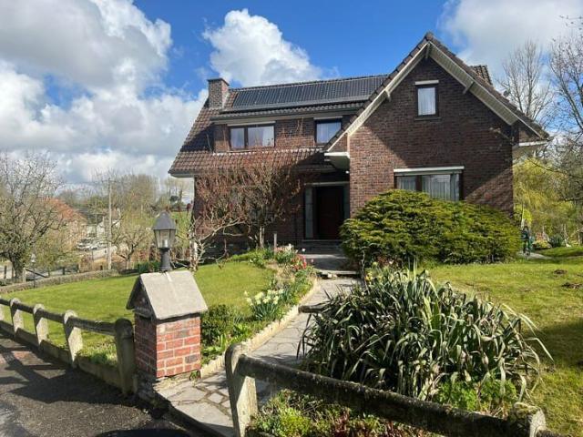 Spacious 5 bedroom house in Lennik