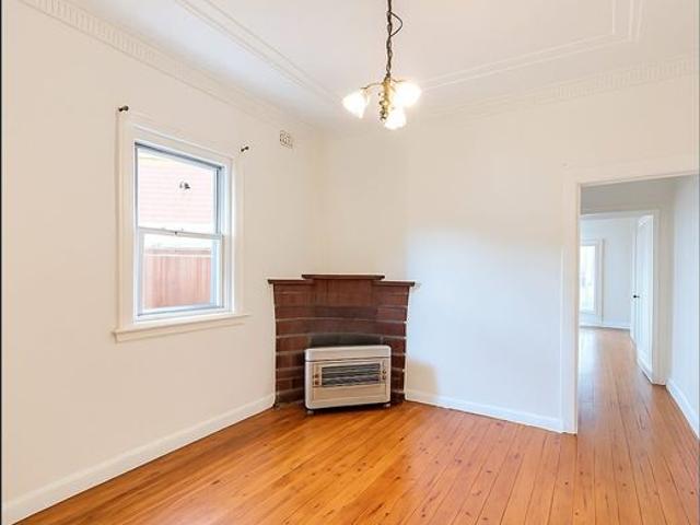 Spacious 5 bedroom house + lock up garage