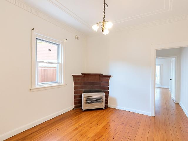Spacious 5 bedroom house + lock up garage