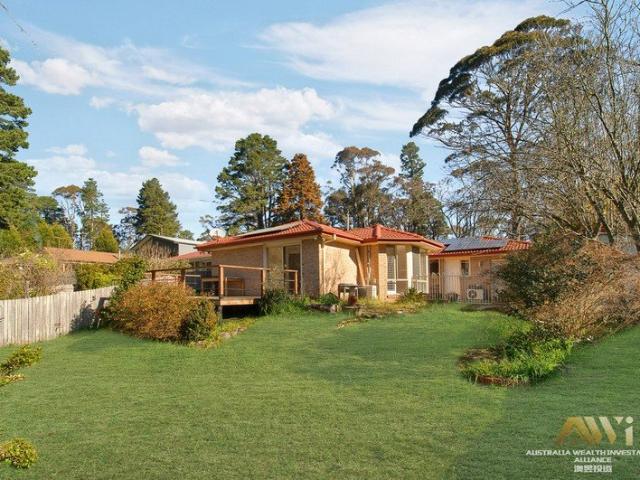 Spacious 5 Bedroom Home with Multiple Living Areas, Outdoor Space & Ample Parking