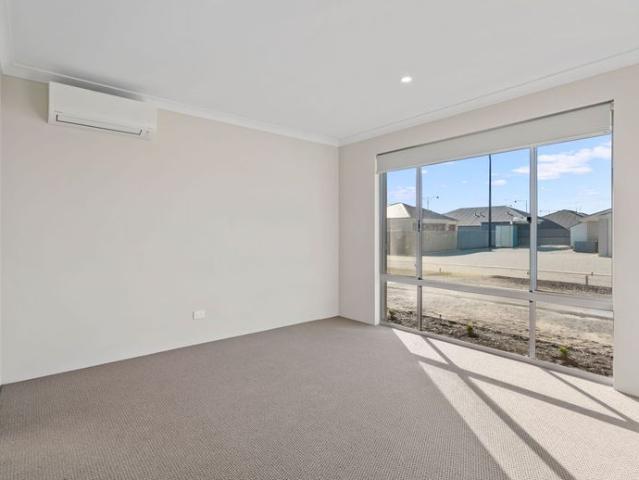 Spacious 5 Bedroom Home with Large Backyard in South Yunderup
