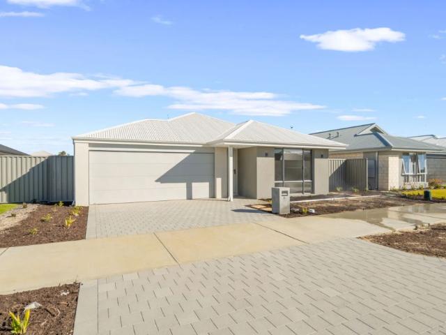 Spacious 5 Bedroom Home with Large Backyard in South Yunderup
