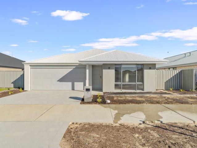Spacious 5 Bedroom Home with Large Backyard in South Yunderup